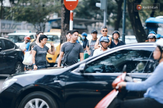 
Để bắt được một chiếc taxi đi dạo quanh Sài Gòn thời điểm này là một bài toán khó.
