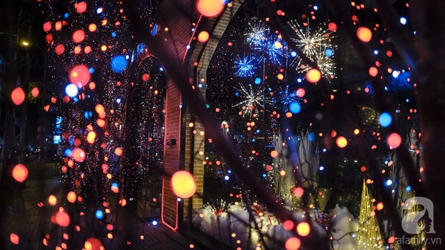 
Những ánh đèn màu lung linh tô điểm cho Giáng sinh Sài Gòn
