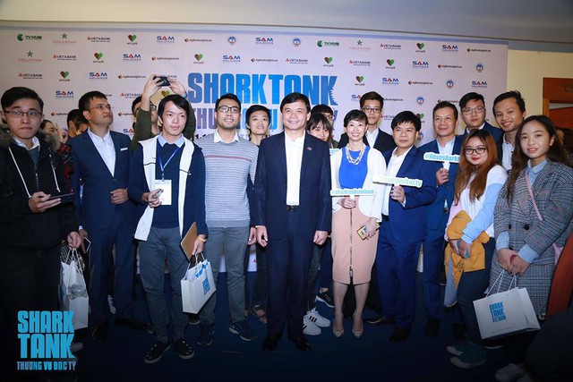 
Sinh viên Hà Nội hào hứng chụp ảnh chung với các Shark.

