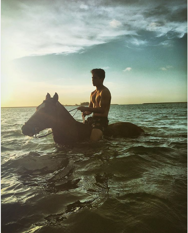 Choáng với cuộc sống sang chảnh, độ chịu chơi của Hoàng tử Brunei - vận động viên cưỡi ngựa đẹp trai từng dậy sóng SEA Games 29 - Ảnh 7.
