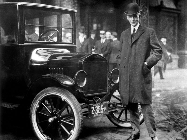 
Henry Ford và mẫu xe model T

