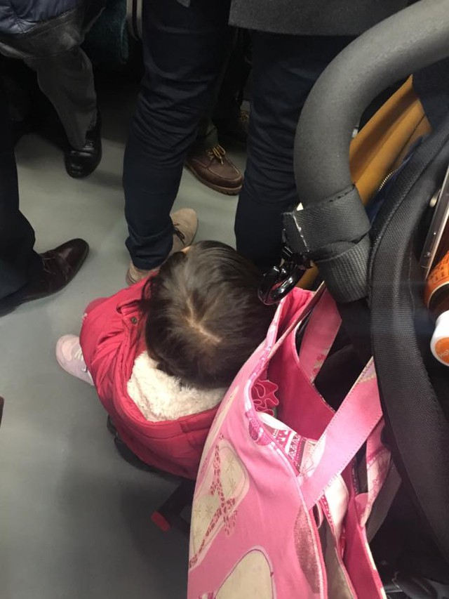 
Hình ảnh một em bé không được nhường ghế khi đi phương tiện công cộng. (Ảnh: Nguyễn Ngọc Diệp)
