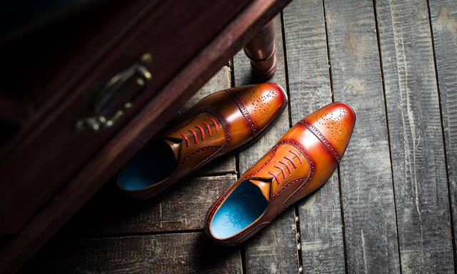 
Một mẫu giày đặc trưng của thương hiệu khởi nghiệp CNES do Lê Huy Tiến sáng lập
