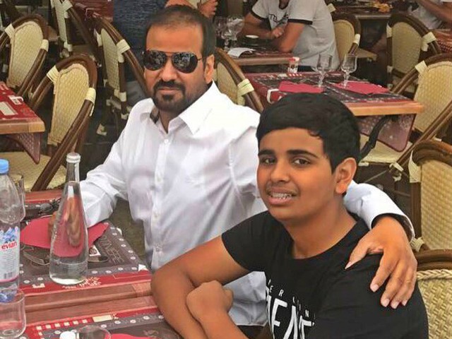 Rashed Saif Belhasa chụp ảnh cùng cha, tỷ phú, ông trùm ngành xây dựng tại Dubai - Saif Ahmed Belhasa.
