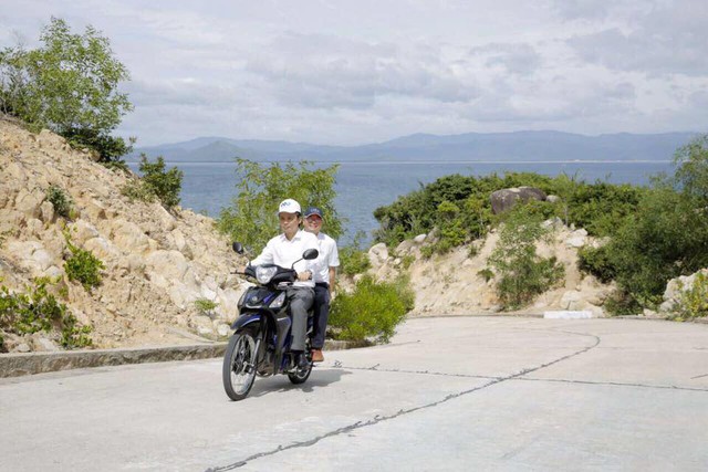Ông Trịnh Văn Quyết lái xe máy đi thị sát đảo