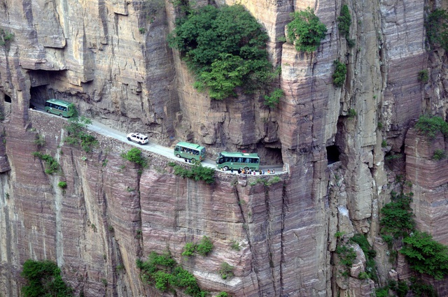 Sau khi xem những con đường này bạn sẽ thôi không than vãn giao thông Việt Nam nữa - Ảnh 7.