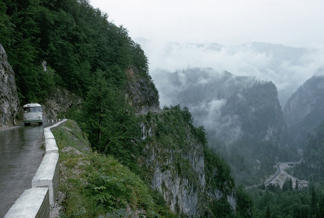 Sau khi xem những con đường này bạn sẽ thôi không than vãn giao thông Việt Nam nữa - Ảnh 14.