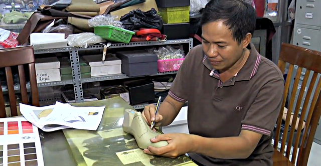 
Chân dung doanh nhân Lê Huy Tiến tại xưởng giày đặt tại huyện Hóc Môn
