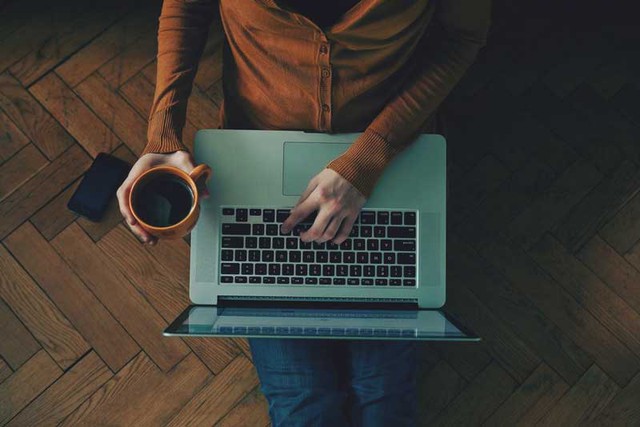 Đừng chỉ biết cắm đầu vào làm việc. Hãy quan sát, bạn sẽ học được nhiều hơn