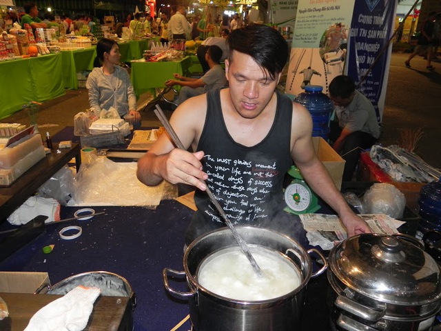 
Việc nấu xà bông được thực hiện ngay tại gian hàng hội chợ.

