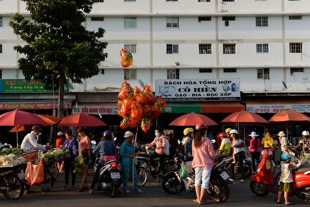 
Khu chợ nằm ngay đầu đường vào khu dân cư, thuận tiện.
