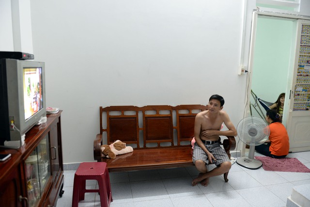 
“Tôi mua hai căn nhà liền kề giá 280 triệu để cho con cái ở cùng cho rộng rãi. Tôi thấy nhà ở mát mẽ, khu vực này cũng an ninh”. Chú Nguyễn Văn Cơ (46 tuổi) cho biết.
