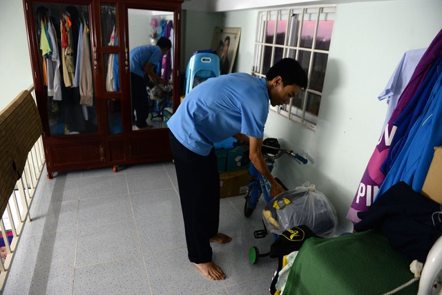 
Anh Nguyễn Hữu Phúc (35 tuổi) dọn về ở được gần 2 năm nay. Nhà chỉ có vợ chồng và con trai, anh Phúc dùng gác lửng làm nơi chứa vật dụng.
