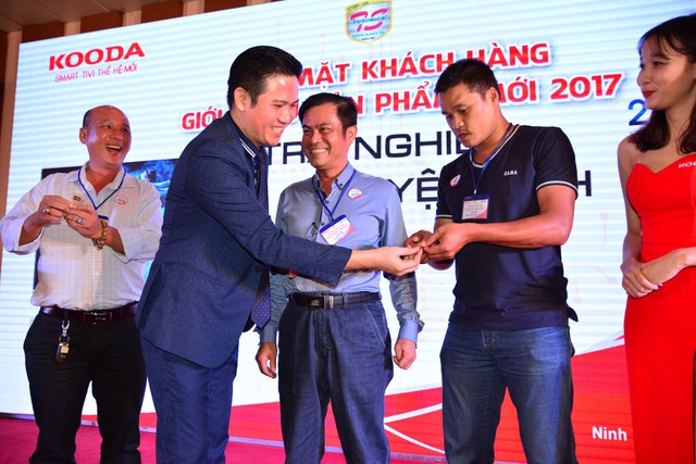  Ông Phạm Văn Tam trao vàng cho khách hàng tại các chương trình hội nghị 