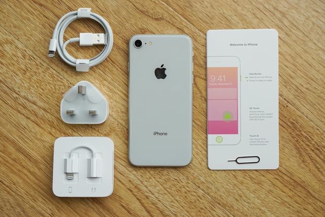 Bên trong hộp đựng iPhone 8