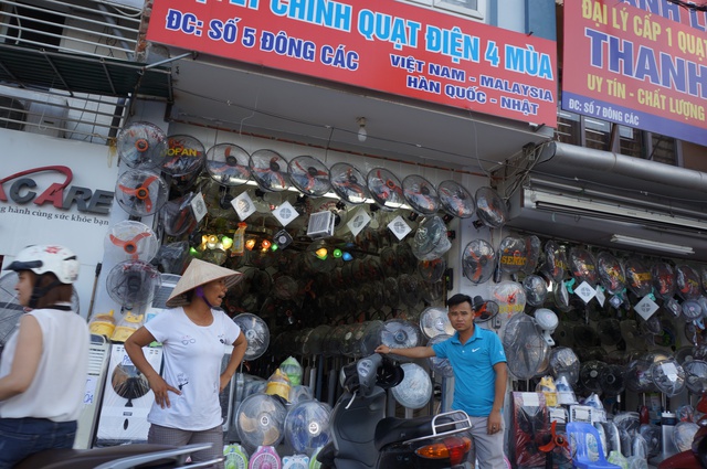 
Quạt cơ ế ẩm: Trái với cảnh điều hòa, máy lạnh cháy hàng, đắt khách thì mặt hàng quạt gió thông thường lại hẩm hiu ế khách hơn. Chủ một cửa hàng bán quạt trên phố Đông Các cho hay, quạt chỉ làm nhiệm vụ thổi gió, nhiệt độ lúc này quá cao nên quạt gió bình thường không phát huy hiệu quả, nhiều lúc còn thổi cả gió nóng gây ảnh hưởng cho người sử dụng.
