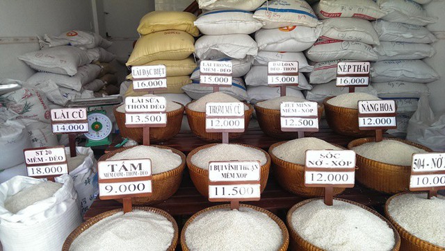 
Bảng giá gạo tại các tiệm bán gạo hiện nay chỉ là một thứ đầu dê, vì không ai biết nguồn gốc và lý lịch gạo nằm trong cái thúng hư thực đến đâu. Ảnh: TL
