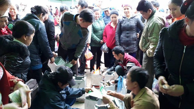 
Không khí mua hàng của người dân tại huyện Trà Lĩnh, tỉnh Cao Bằng ngày 5/4. Ảnh: Face Vũ Kim Hạnh
