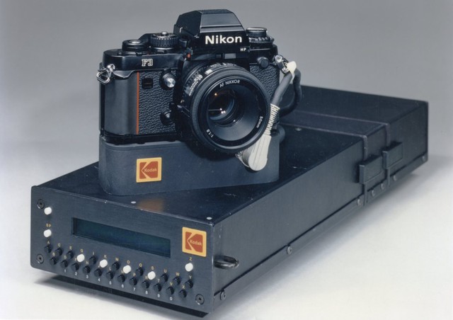 
Vào năm 1991, Kodak có giới thiệu phiên bản số của chiếc Nikon F3, người chụp sẽ vác trên vai bộ thiết bị lưu trữ để lưu lại hình ảnh. Mặc dù vậy nó có giá lên tới 30.000$ và Kodak vẫn không chịu theo đuổi camera kĩ thuật số.

