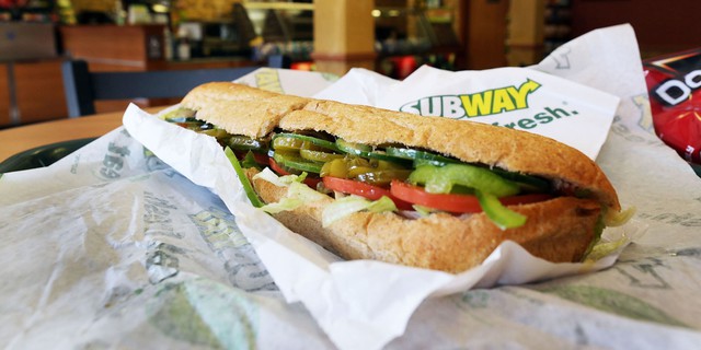 Từ chiếc bánh kẹp Subway 5 USD tới bi kịch của các hãng fast-food: Đua nhau giảm giá đến mức thấp hơn cả chi phí để... cùng chết! - Ảnh 1. Từ chiếc bánh kẹp Subway 5 USD tới bi kịch của các hãng fast-food: Đua nhau giảm giá đến mức thấp hơn cả chi phí để... cùng chết! - Ảnh 1.