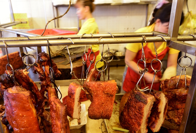Tại một tiệm trên đường Âu Cơ, giá heo quay nguyên con là 230.000 đồng/kg, mỗi con khoảng 8 kg. Như vậy, mỗi con khoảng 2 triệu đồng. Heo quay bán lẻ giá cao hơn với 250.000 đồng/kg.