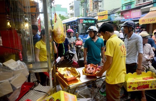 
Với những doanh nghiệp hoặc gia đình kinh doanh, ngày vía Thần Tài được coi là dịp quan trọng và họ chuẩn bị đồ cúng rất cẩn thận.
