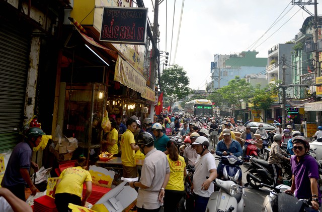 
Rất nhiều khách phải đợi để mua heo quay tại đường Âu Cơ. Theo quan niệm của nhiều người dân Sài Gòn, heo quay là thứ không thể thiếu trong mâm cỗ cúng Thần Tài, với hy vọng năm mới tài lộc sẽ đến.
