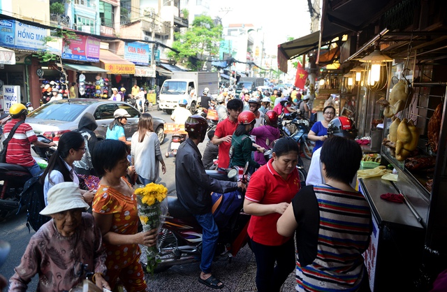 Cảnh tấp nập trước tiệm heo quay ở Âu Cơ.