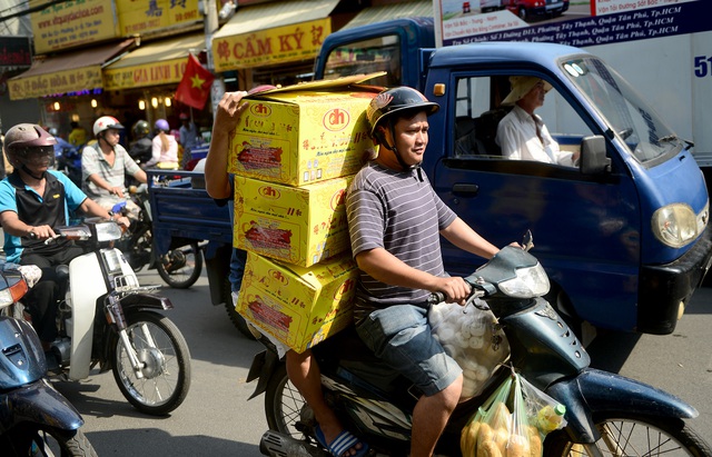 
Nhân viên giao hàng có một ngày bận bịu.
