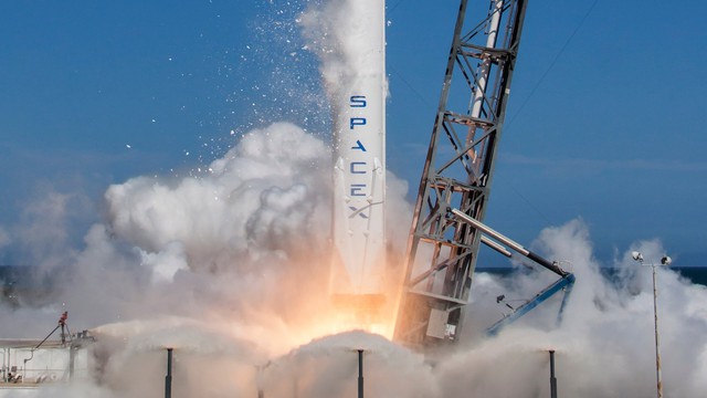 
SpaceX - công ty tư nhân đầu tiên tại Mỹ phóng thành công tên lửa
