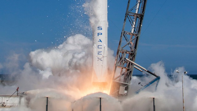  SpaceX - công ty tư nhân đầu tiên tại Mỹ phóng thành công tên lửa 