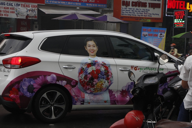 
Hoa yêu thương sử dụng dịch vụ quảng cáo trên xe của SharecarforAds. Ảnh: Sharecar
