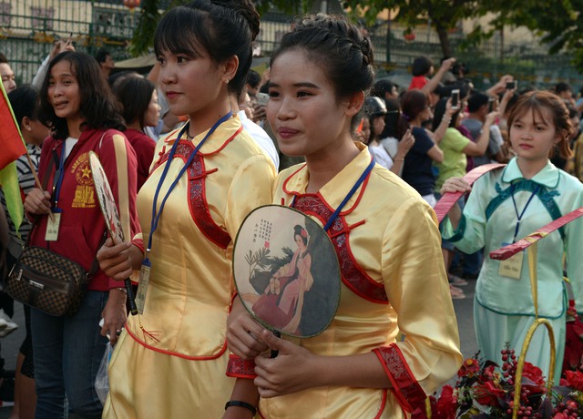 
Phụ nữ gốc Hoa trong dịp Têt Nguyên tiêu.
