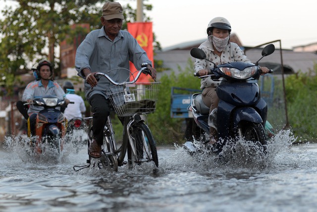 
Thời gian vừa qua chính quyền xã Nhơn Đức đã nâng cao đường tại giao lộ Lê Văn Lương – Nguyễn Bình chống ngập. Tuy đường không ngập nhưng nước đổ dồn về hai đầu đường Lê Văn Lương.
