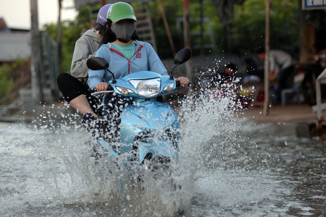 
Với thanh niên, việc di chuyển đã khó. Với người già, trẻ em, việc đi qua đoạn đường ngập thật khó khăn.
