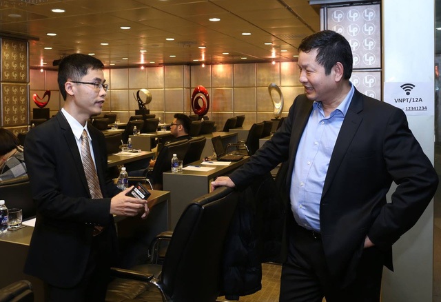 
Ông Nguyễn Hữu Tuất, Tổng Giám đốc Công ty cổ phần công nghệ mPoS Việt Nam và ông Chủ tịch HĐQT FPT Trương Gia Bình.
