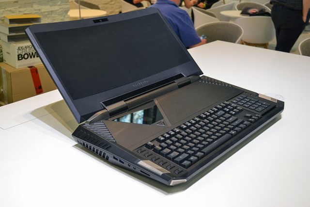 Acer Predator 21 X được xem là con quái vật trong làng laptop, đi ngược lại xu hướng laptop mỏng nhẹ hiện nay. Ảnh: Digitaltrends.