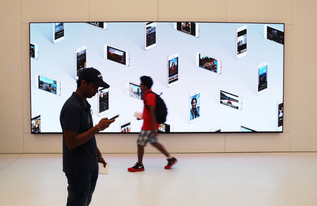 Smartphone Trung Quốc vướng nhiều điều tra, chỉ trích về an ninh và bảo mật tại Mỹ. Ảnh: The New York Times.
