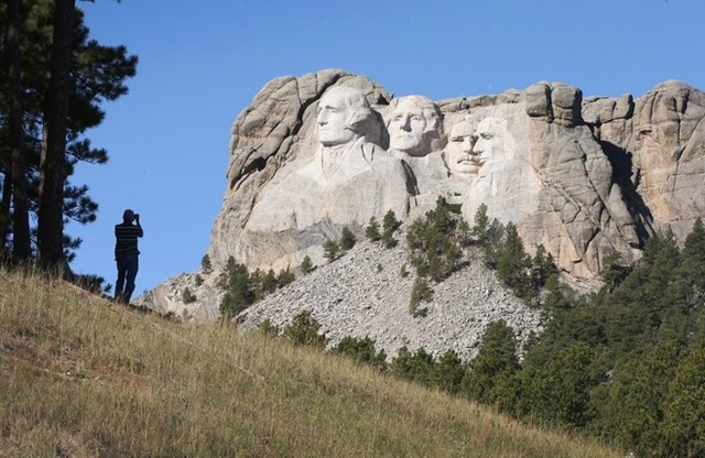 Hai trong 4 vị tổng thống được khắc trên núi Rushmore chưa từng học đại học. Ảnh: Getty.