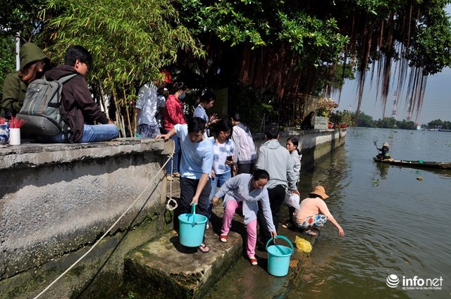 
Sáng 20/1 (tức 23 tháng Chạp), các sông, kênh rạch ở Sài Gòn tấp nập người thả cá phóng sinh tiễn ông Táo chầu trời
