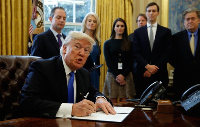 Mới nhậm chức được 2 tuần, Donald Trump đã công bố tới 20 quy định mới làm rung chuyển nước Mỹ - Ảnh 14.
