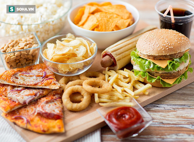 Nhiều loại đồ ăn nhanh có thể gây nguy hiểm tới sức khỏe. Ảnh minh họa.