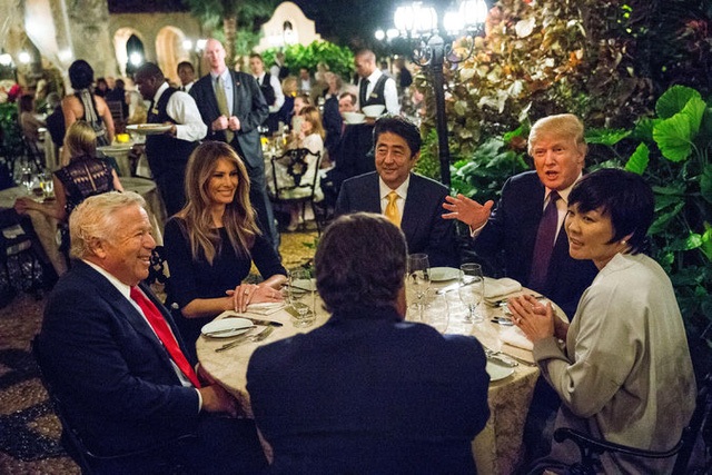 Bữa tối thân mật giữa vợ chồng ông Abe và vợ chồng ông Trump. Nguồn: New York Times.