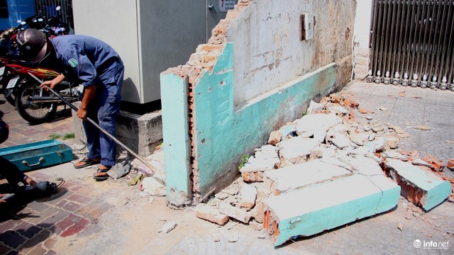 Một bức tường lấn chiếm vỉa hè trên đường Nguyễn Thị Minh Khai bị phá bỏ.