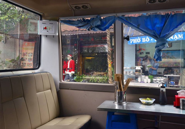 Hàng phở bò trên ô tô phố trung tâm hút khách sau chiến dịch giành vỉa hè ở Hà Nội - Ảnh 1.