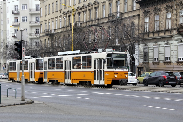 Kỳ lạ tuyến xe điện được điều hành hoàn toàn bởi trẻ em ở Budapest - Ảnh 1.