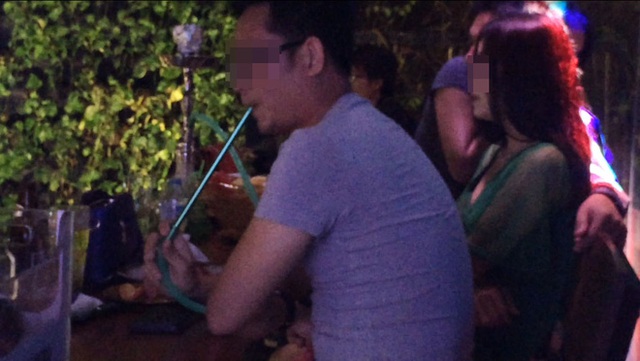 
Dân chơi hút thuốc shisha, uống bia, rượu trong beer club
