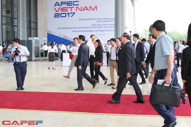 
Thủ tướng Nguyễn Xuân Phúc có mặt từ rất sớm
