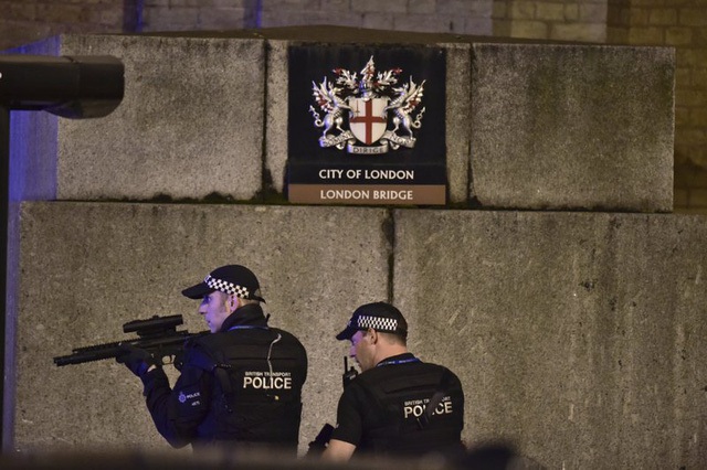 Cảnh sát được điều động tới cầu London. Nguồn: AP