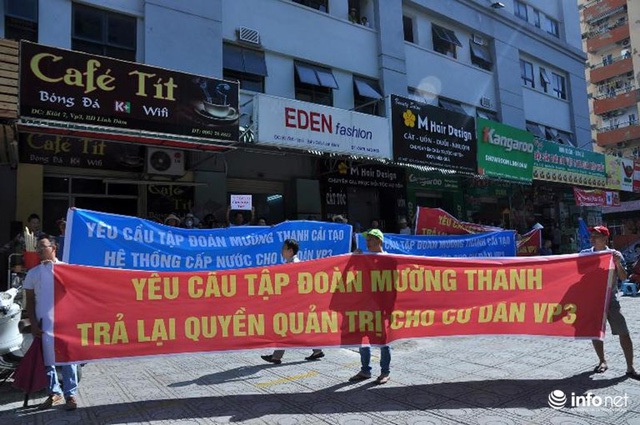 Hàng trăm cư dân chung cư VP3 bán đảo Linh đàm ở Hoàng Liệt (Hoàng Mai, Hà Nội) căng băng rôn trước sảnh tòa nhà dưới nắng nóng gay gắt.